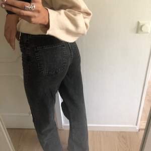 Ett par mörkgråa jeans i bra skick från HM 