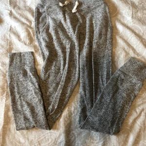Grå Melerade Mjukisbyxor - Gråmelerade mjukisbyxor ifrån Cubus. Bra skick men rätt så använda så de har blivit lite tunna vid knäna men det är inga problem.