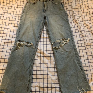 Jeans - Jeans ifrån Zara, nyskick. Jeansen går ner i golvet på mig som är 178cm. Köparen står för frakt. Kan eventuellt mötas i Stockholm.