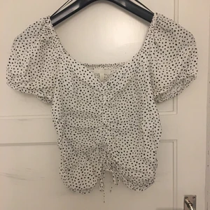 Prickig topp - Prickig topp från H&M i storlek M men är liten i storleken, använd max 3 gånger så i fint skicka💕