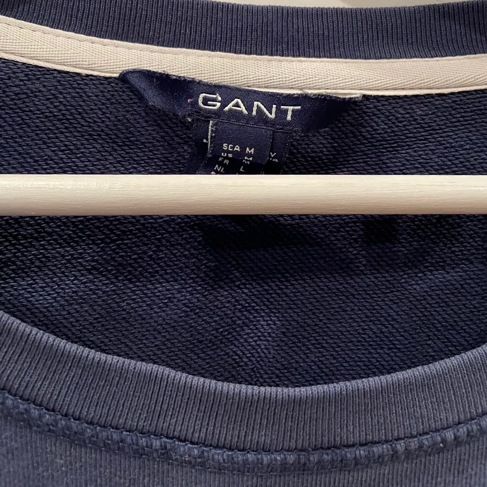 Blå tröja från Gant, lite blekt som syns på bilderna. Storlek M. Hoodies.