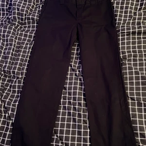 Dickiesbyxor - W34 L32 - Säljer mina dickiesbyxor som är i superskick. Använda Max 3-4 gånger. Storleken är W34 L32 och de är inte alls slim, utan lite mer åt det ”baggy” hållet.