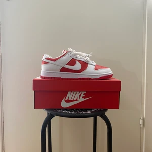 Nike Dunk Championship Red  - Helt oanvända, endast testde inomhus. Så cond 10/10. Köpta på Nike affären i Gallerian i stockholm. Kvitto box medföljer 