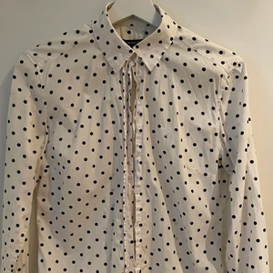 Gant prickig skjorta - Prickig skjorta från Gant, storlek 36, använd men bra skick