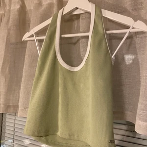 Grönt linne - Helt ny och oanvänt linne från Pull&Bear, med lappen kvar!! Köptes för 119 kr. Storlek L, dock liten i storlek. Se passform på bild 2. 🍃 80 kr eller buda i kommentarerna. 