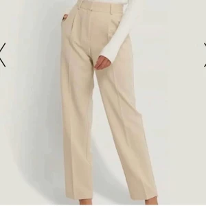 Kostymbyxor  - Kostymbyxor från NAKD modellen Reborn i färgen beige. I fint skick, storlek 36. Räkna med frakt.