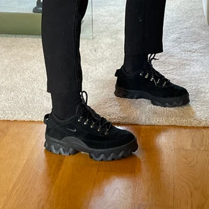 Nike skor  - Säljer mina Nike Wmns Lahar Low storlek 38!! Fett snygga men köpte fel storlek! Nypris 1499kr använd 1 gång - kan diskutera priset :)))