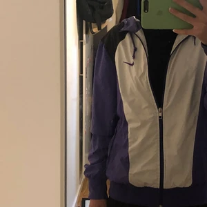 Nike lila vindkofta - Nike lila vindkofta i stl s , den är i väldigt bra skick.