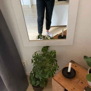 Svarta mom jeans  - Svarta mom jeans från hm, strl 34. Säljes då de är för tajta för mig