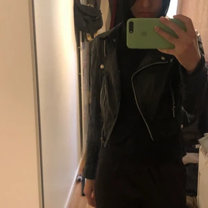 Rock’n  blue skinnjacka - En äkta rock’n blue skinnjacka i stl 34 , den är i okej skick eftersom det finns ett litet hål inuti jackan på bild 3 kan du se hur det ser ut , det är inget som syns utifrån , priset kan diskuteras för jackans skick . En ny skinnjacka kostar runt 2500 kr 