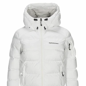 peak performance jacka - super snygg vit och tjock dunjacka frpn peak performance. den är supervarm, man fryser aldrig i den. STORLEK xs, skillnaden frpn bilden är att de svarta detaljerna är oranga men peakmärket är svart som på bilden. kostar 4000kr ny. köp för antingen 1500kr eller bud om fler är intresserade!