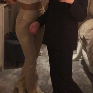 Beiga kostymbyxor - Säljer mina beiga kostymbyxor i stl S som endast är använda en gång!! Köpa för 399kr från Nelly!💕 Säljer för 200kr + frakt💕💗