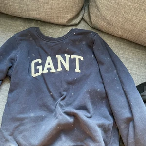 sweatshirt - gant sweatshirt som är nästan aldrig använd. Köparen står för frakten och priset är diskuterbart. Lite fålig bild men den är i superfint skick, skriv för fler bilder.