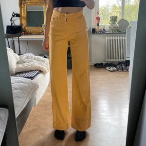 Gula jeans  - Gula jeans från Monki. Använda typ 2 gånger. Snygga, unika och coola. Långa i benen! Innebrenslängd: 80cm ”Hela” längd: 105cm 