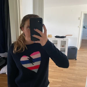 Kashmir tröja - En superfin marinblå kashmir tröja från Zadig & Voltaire. Köptes för 2 år sedan och har används 1-2 gånger sedan dess. Nypris 4000kr! Säljer endast vid bra bud😊