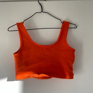 Orange linne  - ALDRIG ANVÄNT! Linne i trendig orange färg i stretchigt och skönt material. Bekvämt och snyggt alltså. Storlek S men passar M också skulle jag säga.