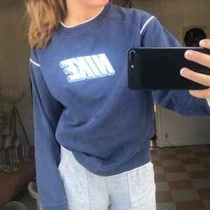 Nike sweatshirt - (Lägger ut igen pga oseriös köpare)  Mörkblå niketröja med tryck på bröstet, storlek M men sitter snyggt oversized på mig som är en XS/S. Använd 1-2 och mycket fint skick. Hör av er för fler bilder eller frågor. Fri frakt!
