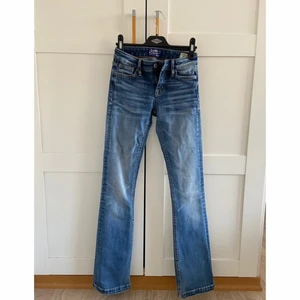 Blåa crocker jeans - Blåa utsvängda crocker jeans.