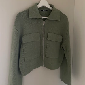Jacka/kofta - En fin grön kofta/jacka, bra skick✨ frakt inräknat i priset