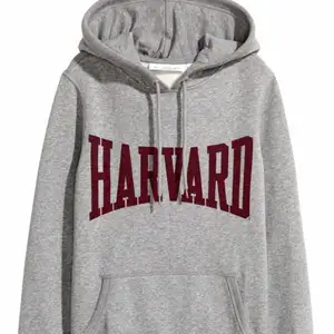 Säljer nu denna fina Harvard hoodie i strl S😍☺️I bra skick, inga fläckar<33✨💞