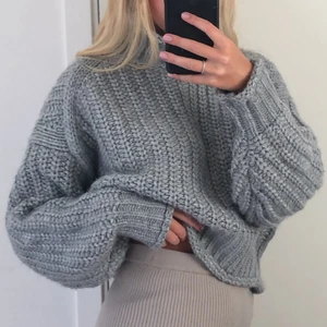 Tröja - Jättefin grå oversized stickad tröja storlek S men passar M. Bra skick, perfekt till hösten och vintern.