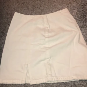 Vit jeanskjol - Fin vit jeanskjol från pull and bear i srlk S som tyvärr inte kommer till användning 