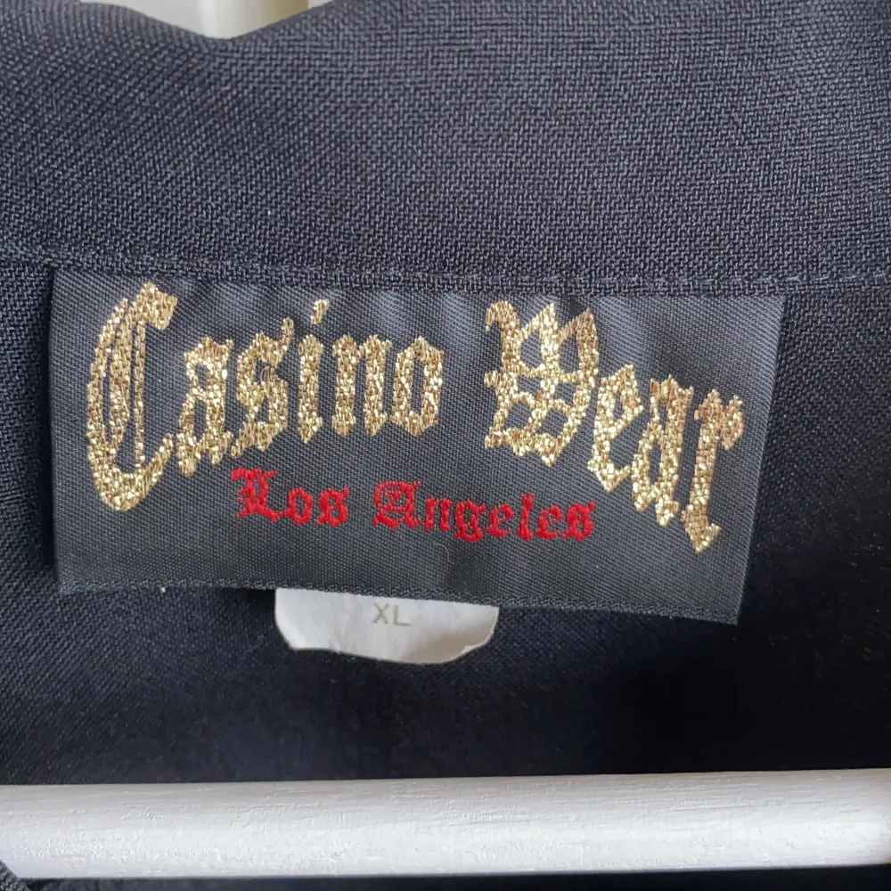 Casino Wear skjorta custom .svart färg , storlek xl , ny …..🧡🖤🧡🖤🧡🖤🧡 använda Max 2 gånger , 🎲 knappar suuuuuper cool! Pris kan diskuteras . Skjortor.
