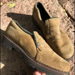 Mocka skor storlek 40 - Mocka boots/kängor från edelweiss. Storlek 40. Har söta små edelweiss blommor detaljer på. 