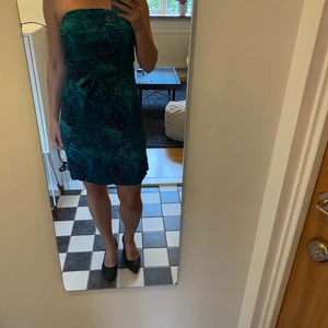 H&M axelbandslös festklänning - Blå/grön kortklänning från H&M som är använd på varma sommarkvällar. 