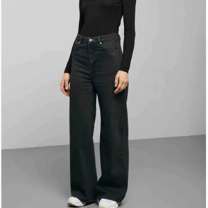 Jeans svart - Supersköna wide jeans från weekday !! 🖤 Jag är 171 cm och de är i perfekt längd, aningen korta :)
