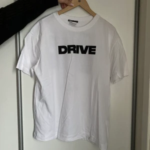   - En jättefin T-shirt från zara i storlek L. Använd 1 gång❤️