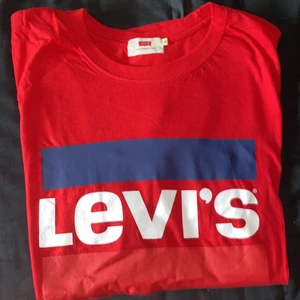 LEVIS T-SHIRT  - Använd två gånger, bra skick som ny, storlek XL. Säljer denna för den är förstor.