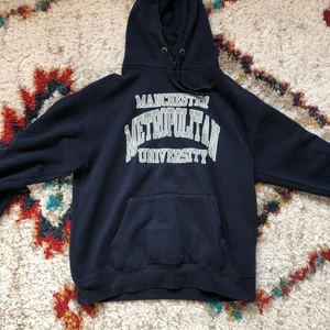 Vintage Hoodie med collegetryck  - Supersnygg vintage hoodie med varsitytryck. Storleken på plagget är Large, men passar någon som har storlek medium och vill ha lite oversized.