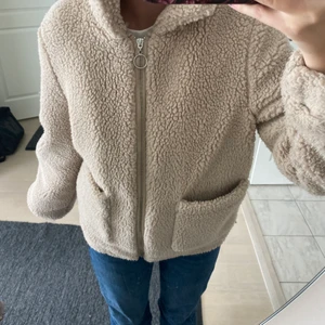 En beige teddy jacka - Säljer en höstlig Teddy jacka i färgen beige. Jätteskön, och är ner till midjan 🙌💕
