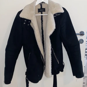 Teddy fodrad jacka - Teddy fodrad jacka i bra material. Använd kanske 3 gånger. Säljes för att jag inte använder den. Precis som i nyskick! 