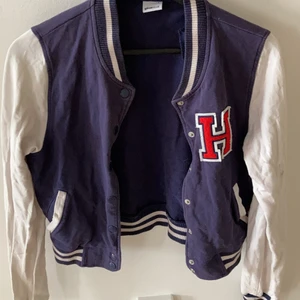 En collegekofta - En collegekofta som är jättefin finns dock inte denna modellen kvar i butik. Det är inga slitningar på och den är nästan som ny🥰