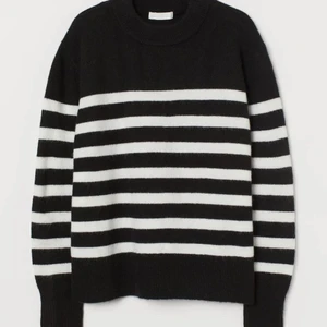 Stickad tröja  - Slutsåld stickad tröja från HM i storlek S. Oanvänd. Budgivning från 199kr. 