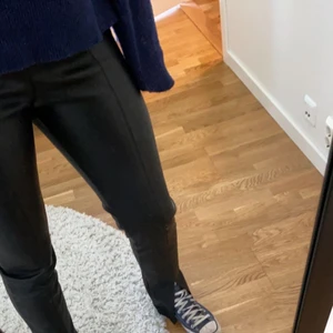 Byxor  - Säljer mina lack byxor som är använda 1 gång så kan inte lämna tillbaka men ser helt oanvända ut. Köpta för 500kr på Gina. 