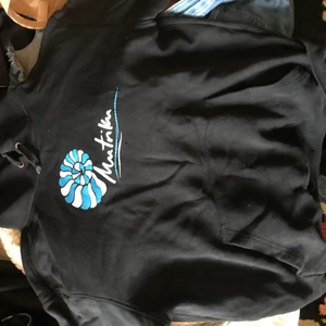 Mutriku hoodie B&C colletion - Svart hoodie med mutriku tryck på. Köpt i spaninen för kanske 3/4 år sen. Storlek S. Fodrad. Har använts i stall men är tvättad två gånger och inga spår alls av stall lukt nu. Säljer även mera kläder storlek xs-l! OBS: betalning via swish, köpare står för frakt, jag står ej för om den kommer bort i posten, går att hämta