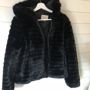 Fluffig Jacka - Fluffig jacka med Luva! Fake päls, storlek M men passar S bra!