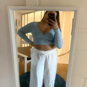 Tröja  - V-ringad tröja. Nästan oanvänd, bra skick! Köparen står för frakten! 