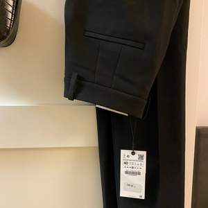 Säljer dessa stretchiga kostymbyxor från Zara i storlek 40. Etikett kvar och byxorna är oanvända. Köparen står för frakten som kostar 45. 