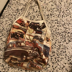 Vet inte vad det är för märke  - En väska med bilar på, ganska basic 