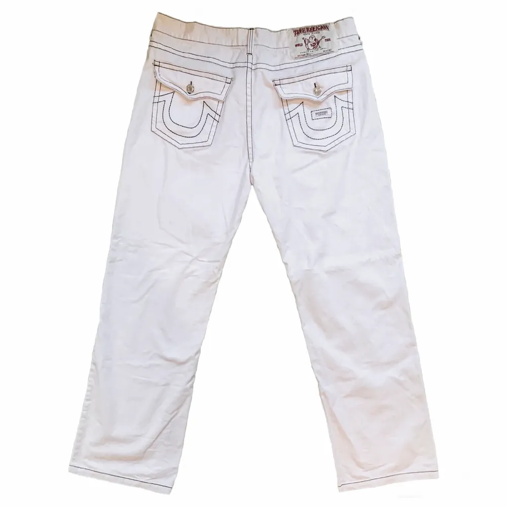 Skitfeta jeans ifrån märket True Religion. Storlek 42 herrstorlek, men passar även mindre med bälte. Toppskick, inga defekter. Midjemått: 104 cm / Innerbenslängd: 84,5 cm / Ytterbenslängd: 119 cm. Jeans & Byxor.