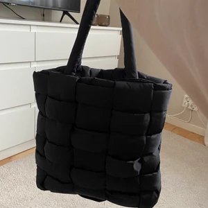 Väska från Mango - Supersnygg väska från mango, som kan användas både till vardags, gymmet eller liknande 😍 Väskan är ”flätat” & har ett material som gör det svårt för fläckar att fastna! Användes en del förra hösten, men säljes då den inte kommer nog till användning längre ❤️ Frakt tillkommer (55 kr).