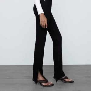 Zara jeans  - Säljer mina jätte fina svart jeans med slits från zara, köpt för 359kr. Kontakte privat vid minsta fundering💕