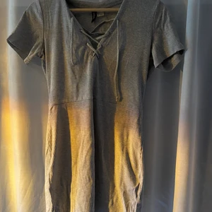 Grå klänning  - Superfin grå klänning med snörning som tyvärr är för liten. 