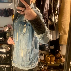 SHEIN - Ripped jeansjacka. Mjukt material, inte sådär ”hård” som jeansjackor brukar vara. Strl S, men passar XS-M beroende på vilken passform man vill ha. Snygg till hösten med en stickad tröja under 🍂. Använd vid 2-3 tillfällen, dvs fint skick!  Skickas spårbart via ”skicka lätt”, köparen står för frakten (66:-) 📬 .