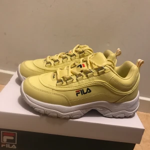 Fila - Jättesköna och snygga men kommer aldrig till användning! Använt 1 gång!😇 nypris: 899 kr! Frakt: 115 
