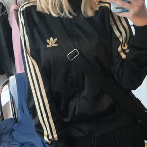 Svart/Guld adidas hoodie - Jätte snygg Svart/Guld adidas hoodie köpt på sellpy! INTRESSEKOLL, Då jag inte vet om jag vill sälja eller inte.. 